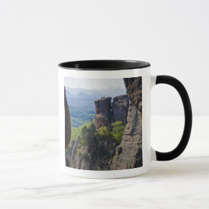 Taza Un paseo por las ruinas del castillo de Belogradch