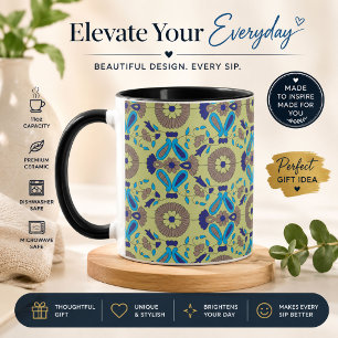 Taza un patrón azul y verde sobre un fondo verde