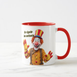 Taza Un payaso en el espectáculo hace reír a los niños.