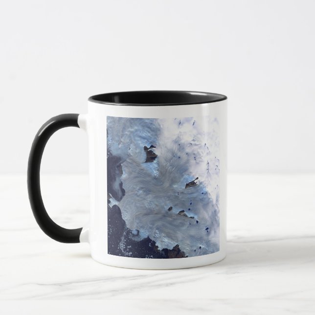 Taza Un pequeño campo de glaciares rodea la Bahía de Ba (Izquierda)