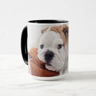 Taza Un perrito inglés del bulldog que juega con un
