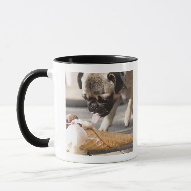 Taza Un perro que come un helado de un pavimento (Izquierda)