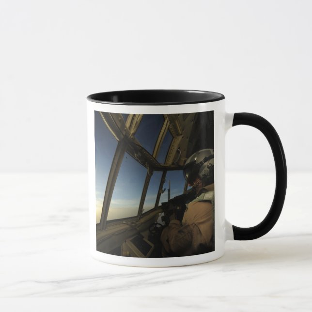 Taza Un piloto de Hércules C-130 explora el horizonte (Derecha)