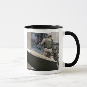 Taza Un policía militar utiliza una violación alreded