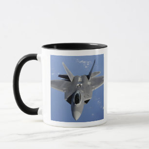 Taza Un rapaz F-22 se traslada a la posición para
