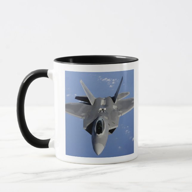Taza Un Raptor F-22 se mueve a la posición para recibir (Izquierda)