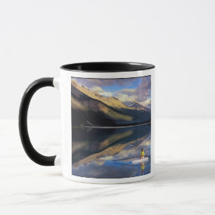 Taza Un remero en el lago Banff en Canadá (MR)
