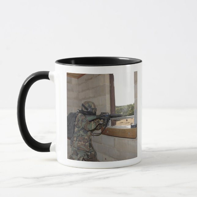 Taza Un soldado actúa como fuerza de oposición (Izquierda)