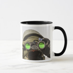 Taza Un soldado afgano explora el horizonte