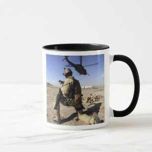 Taza Un soldado conduce la seguridad de un HH-60