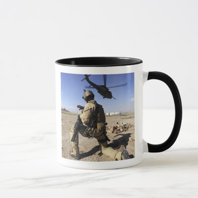 Taza Un soldado conduce la seguridad de un HH-60 (Derecha)