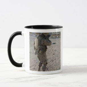Taza Un soldado dedica su blanco en un tiroteo sonó