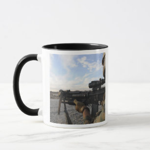 Taza Un soldado mira para disparar contra un objetivo