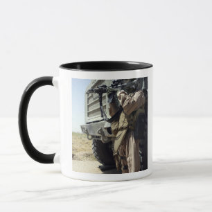 Taza Un soldado proporciona la seguridad para los