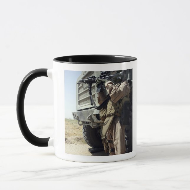 Taza Un soldado proporciona seguridad a los marines (Izquierda)