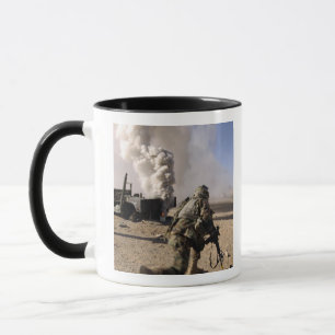 Taza Un soldado reacciona a una expulsión controlada