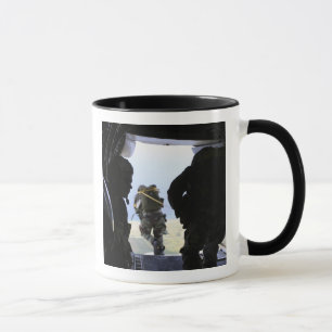 Taza Un soldado realiza un salto de línea estática