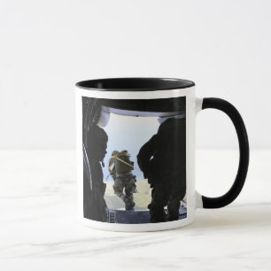 Taza Un soldado realiza un salto del estático-line