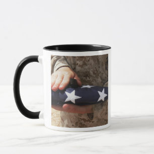 Taza Un soldado sostiene la bandera de los Estados Unid