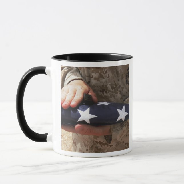 Taza Un soldado sostiene la bandera de los Estados Unid (Izquierda)