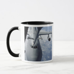 Taza Un suplemento KC-10 se prepara para reaprovisionar