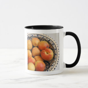 Taza Un tazón de albaricoques mediterráneos 2