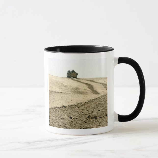 Taza Un vehículo de asalto anfibio (Derecha)