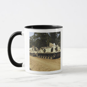 Taza Un vehículo de recuperación M-88 comienza a