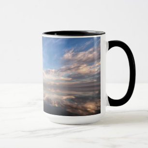 Taza Un velero solitario en las aguas tranquilas de