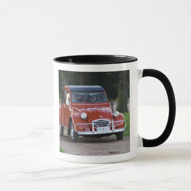 Taza Un viejo Citroen 2CV rojo con una mujer sonriente (Derecha)