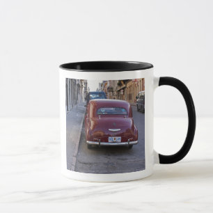 Taza Un viejo y clásico coche peugeot aparcado en una 