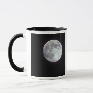 Taza Una brillante luna llena en un cielo nocturno negr