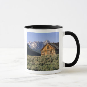 Taza Una cabaña de troncos y las montañas Sawtooth en