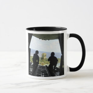 Taza Una caja de artículos humanitarios