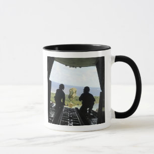 Taza Una caja de mercancías humanitarias