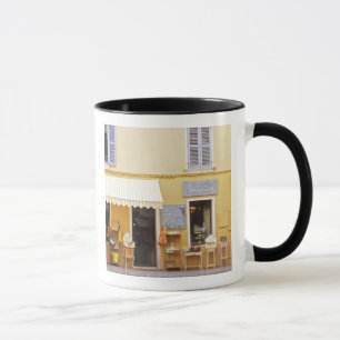 Taza Una calle comercial en el casco antiguo con una ti