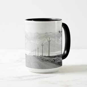 Taza Una carretera solitaria y líneas eléctricas Mont