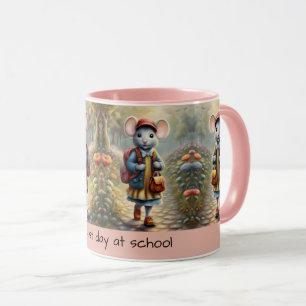 Taza Una chica de ratón en camino a la escuela, costumb
