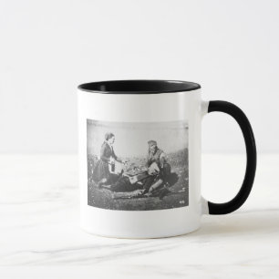 Taza Una enfermera que tiende a un hombre herido