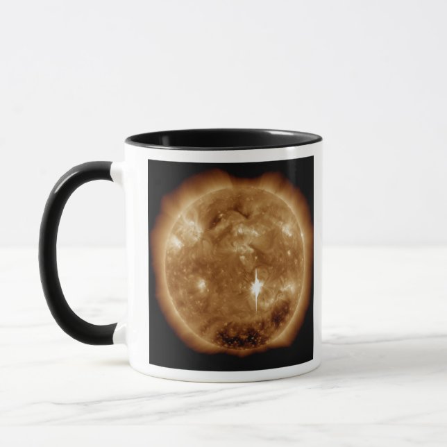 Taza Una enorme llamarada solar de clase X hace erupció (Izquierda)