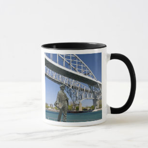Taza Una estatua de Thomas Edison del artista local Min