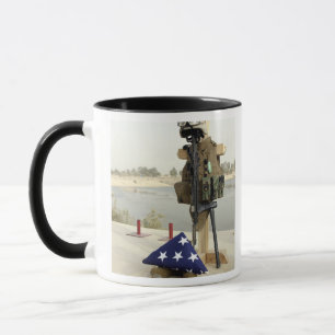 Taza Una exhibición caida del engranaje de los soldado