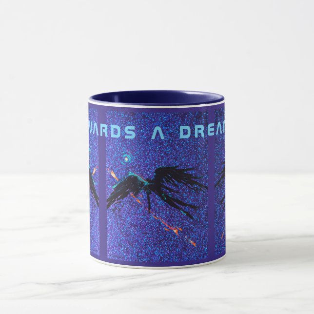 Taza Una figura alada oscura sobrevolando el espacio (Centro)
