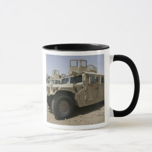 Taza Una fila de humvees de los militares Polic del