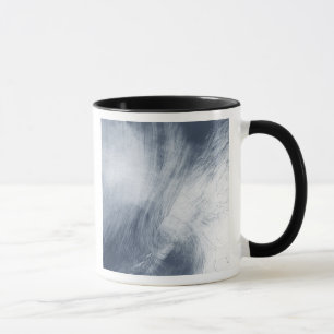 Taza Una gran nube de burbujas serpentea sobre el mar