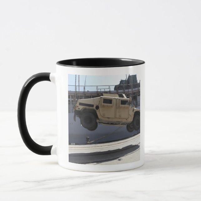 Taza Una grúa levanta una Humvee M998 (Izquierda)