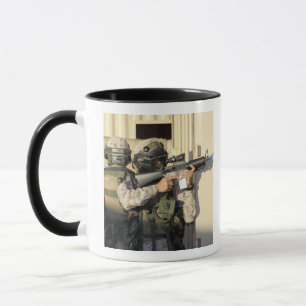 Taza Una infantería explora los objetivos su arma