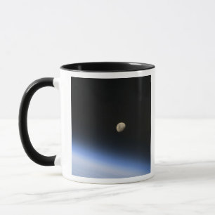 Taza Una luna gibosa visible sobre la atmósfera de