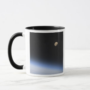 Taza Una luna gibosa visible sobre la atmósfera de