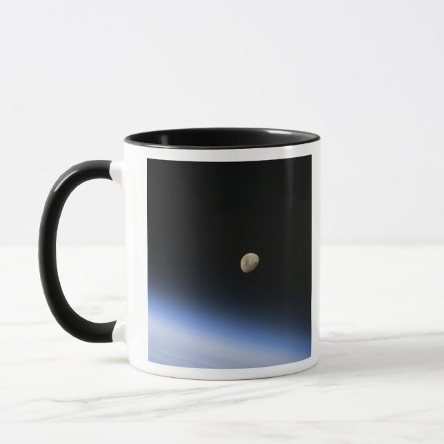 Taza Una luna gigante visible sobre la atmósfera de la  (Izquierda)